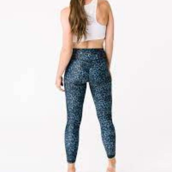 Zyia Stone Leopard Scrunchy Light and Luxe Leggings - Picture 1 of 13